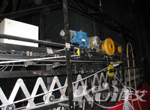 對(duì)開(kāi)、串疊幕機(jī)